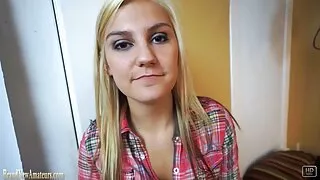 Brunette нь бэлгийн харьцаанд ороход бэлэн байна.