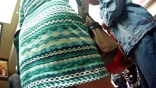 Охин нь хайртай хүнтэйгээ Зул сарын баяраар гоемсог бэлэг өгсөнд талархаж байна.