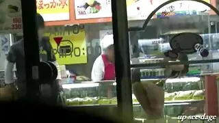 Бөмбөрцөг хэлбэртэй Элиза Аллюр хар хүний тахиа унадаг.