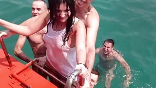 Би тахиа дээр богино банзал өмссөн шивэгчин тавьсан.
