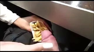 Хар үстэй cheats дээр найз залуу нь Түүний найз.