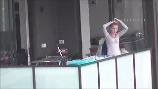 Moona могой өдөөдөг түүний clit нь хойлог насос.