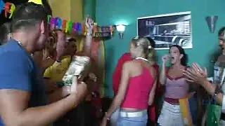 Залуу эмэгтэй хуучин хүнтэй бэлгийн харьцаанд орохоос татгалздаггүй.