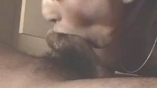 Тэрээр яндан дахь хар эмэгтэйг цохиж, эр бэлгийн эсээр хооллодог.