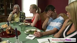 Натали өгдөг blowjob болон masturbates түүний хамтрагч.