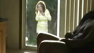 Loll уруул уруул нь түүний pussy-ийг stepson-ийн cock дээр тавьдаг.