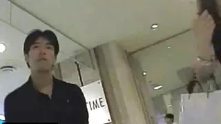 Найз охидууд Hallo-д бэлгийн харьцаанд ордог.