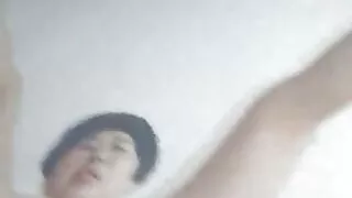 Япончууд дэлгүүрт худалдагч хийж байна.