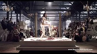 Серена Сантос шөнийг том хар тахиа дээр өнгөрөөсөн.