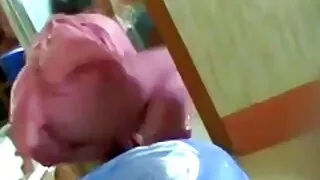 Өвчтөн сувилагчийн бэлэг эрхтэнг хоолойг нь доош нь шидлээ.