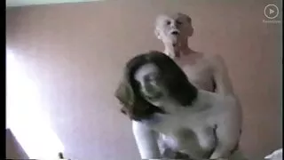 Satomi Suzuki нь ажлын эхний өдөр оффис дээр fucked.