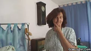 Охин найздаа ганбанг санал болгож байна.