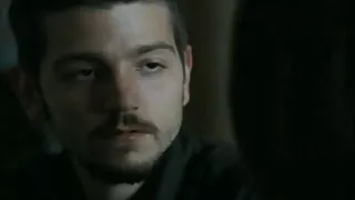 Ro Mend Mendez нь байгалийн хөх, masturbates-ийг харуулдаг.