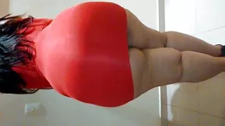 Халуун хүн зөөлөн орон дээр impatiens fucks.