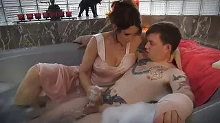 Тэрээр эхнэртээ зориулж ганбанг зохион байгуулжээ.
