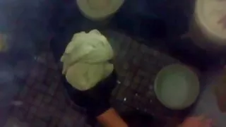 Шивэгчин Anissa Кейт зочин хар тахиа үйлчилдэг.
