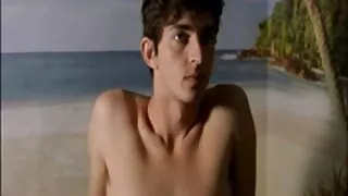 Өглөө нь Avi хайрыг нууцаар тарьдаг.