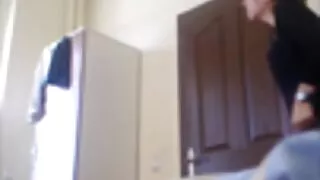 Сэтгүүлч ярилцлагын үеэр Испанийн цувралын одыг хуурдаг.