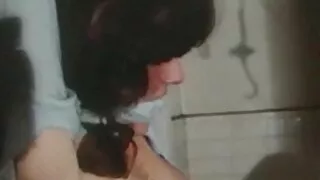 Цагаан хар хүнтэй бэлгийн харьцаанд ордог.