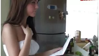 Үдэшлэгийн дараа тэр хоер хүнтэй бэлгийн харьцаанд ордог.