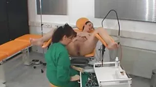 Эрэгтэй нь охиныг бэлгийн харьцаанд оруулдаг.