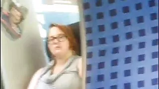 Брэд түүний даргаа fucks.