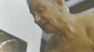 Тэр cam дээр blowjob өгдөг.
