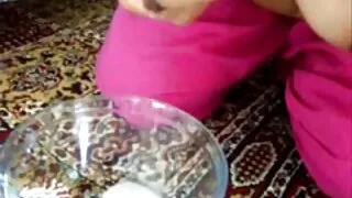 Эгч дүү муур ахынхаа тахиаг унаж ирэв.