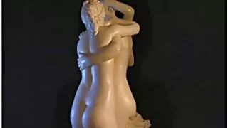 Халзан тамирчин хөршөө урам зоригтойгоор хуурдаг.