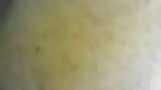Петрийн найз залуу Адриа Раегийн илжигийг өшиглөнө.