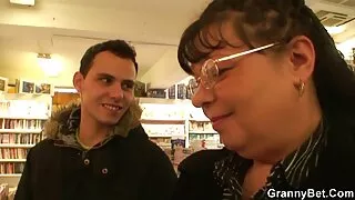 Гэнэн охин fucked илжиг анх удаа.