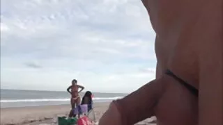 Эрэгтэй хүн Хятад эмэгтэйг секс хийхийг ятгадаг.