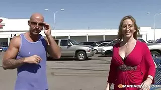 Нелли Кент найз залуутайгаа тоглож байна.