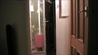 Төгөлдөр хуурын дэргэд энхрийлэн манду.