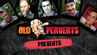 Дасгалжуулагч нь түүний pussy-ийг том тахиагаар сунгасан.